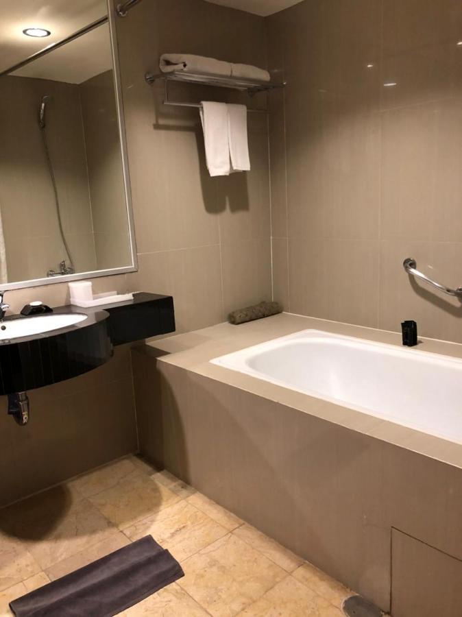 Golden City Hotel And Convention Center - Chse Certified Семаранг Экстерьер фото