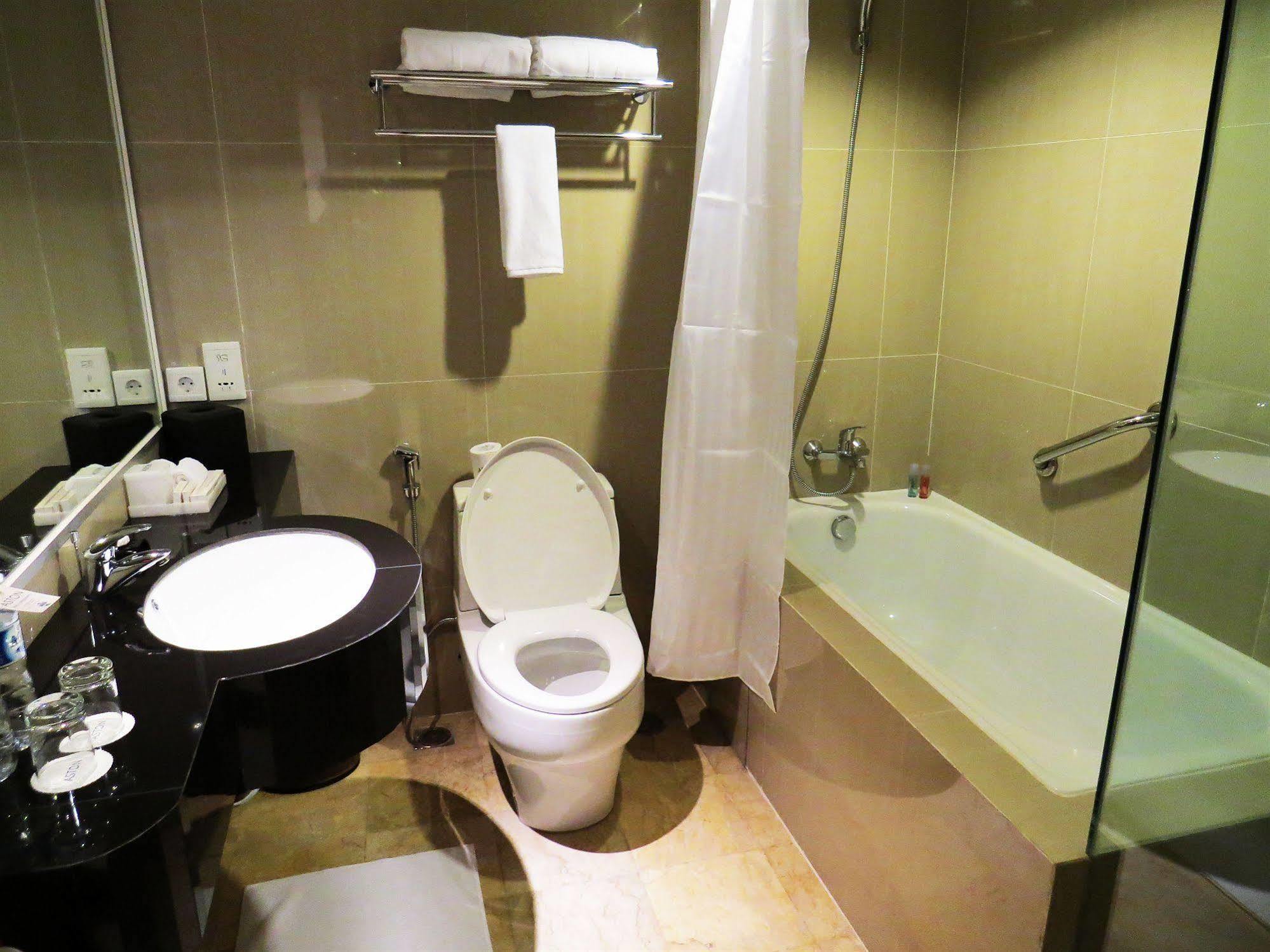 Golden City Hotel And Convention Center - Chse Certified Семаранг Экстерьер фото