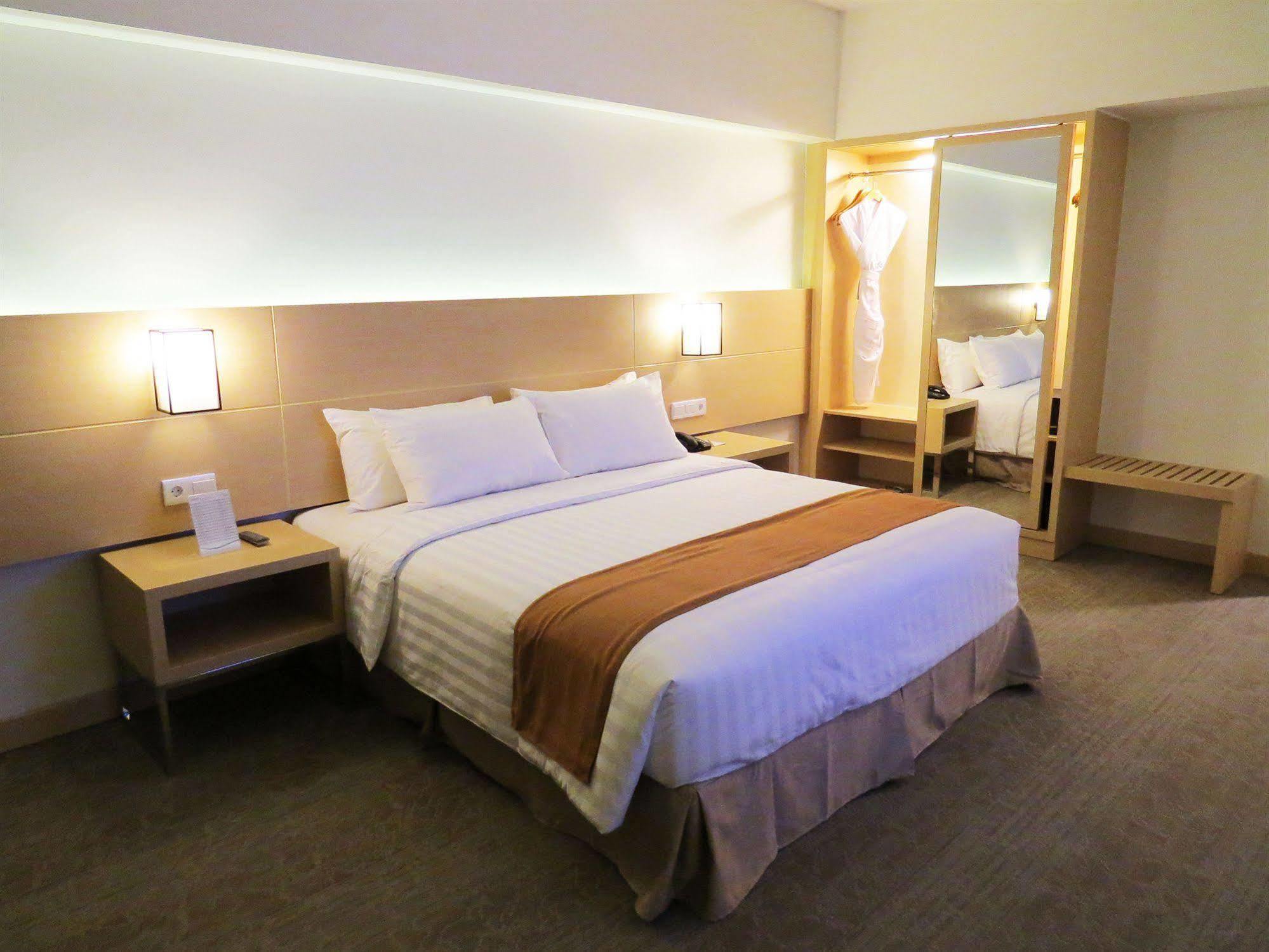 Golden City Hotel And Convention Center - Chse Certified Семаранг Экстерьер фото