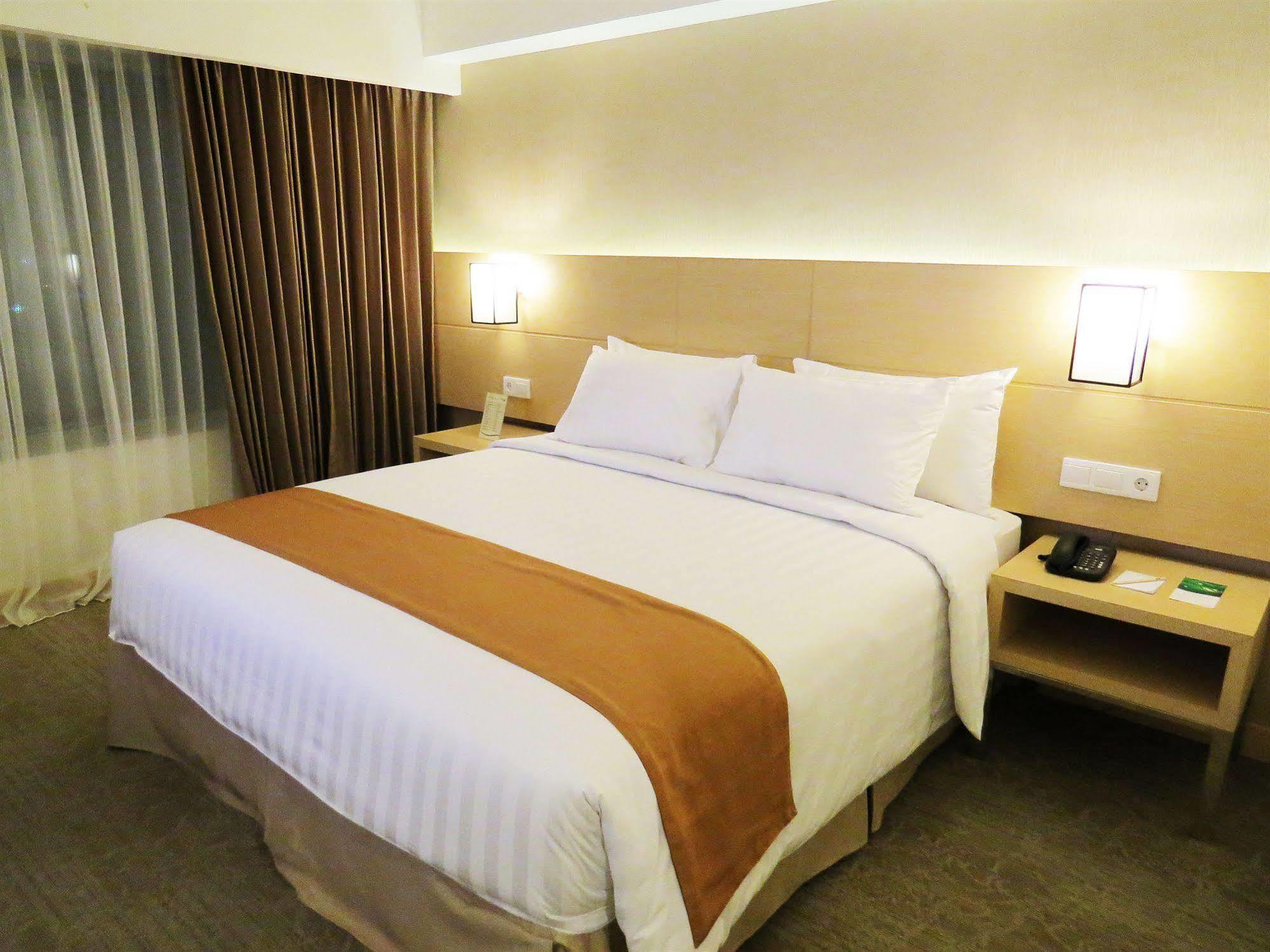 Golden City Hotel And Convention Center - Chse Certified Семаранг Экстерьер фото