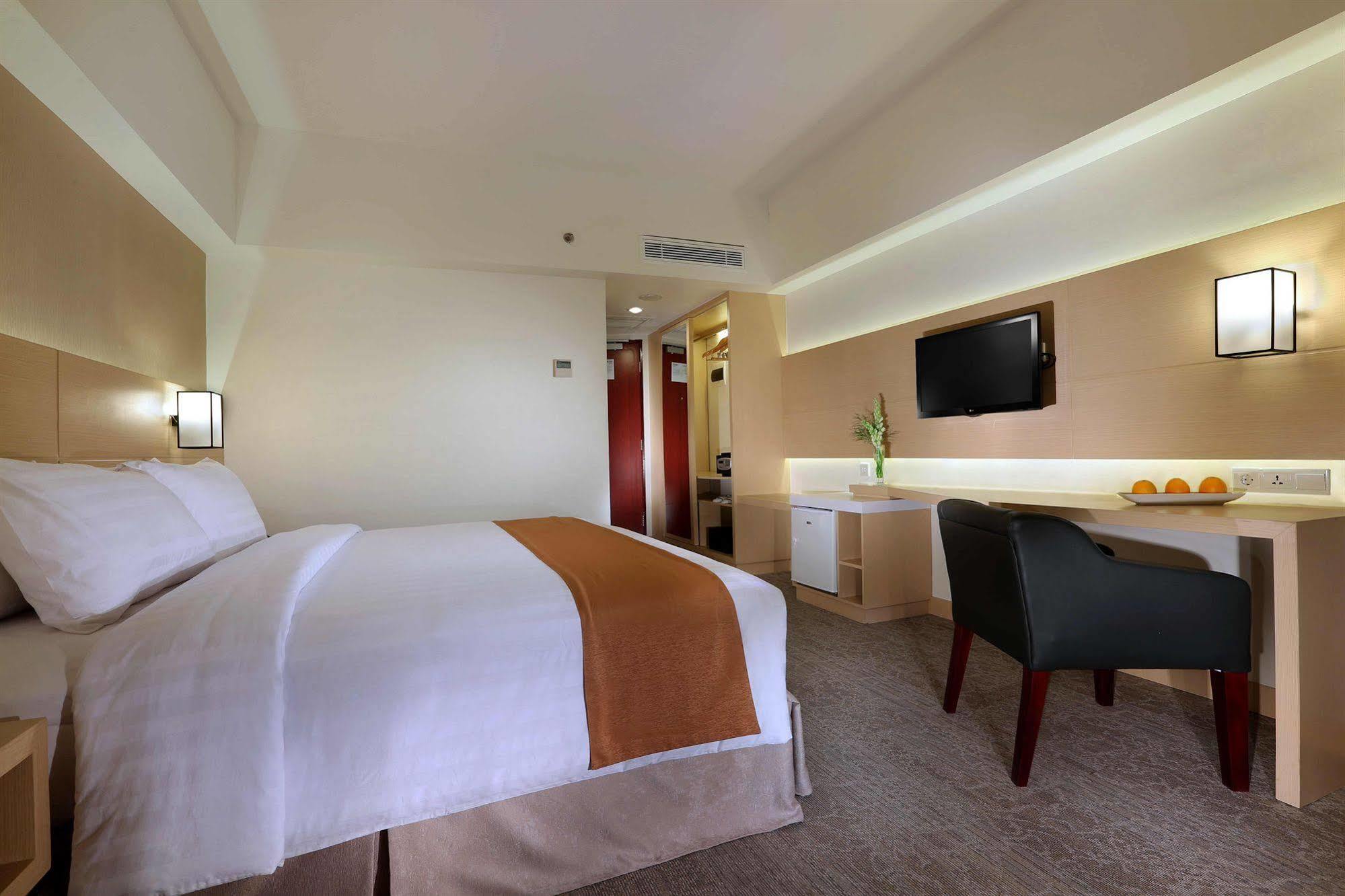 Golden City Hotel And Convention Center - Chse Certified Семаранг Экстерьер фото
