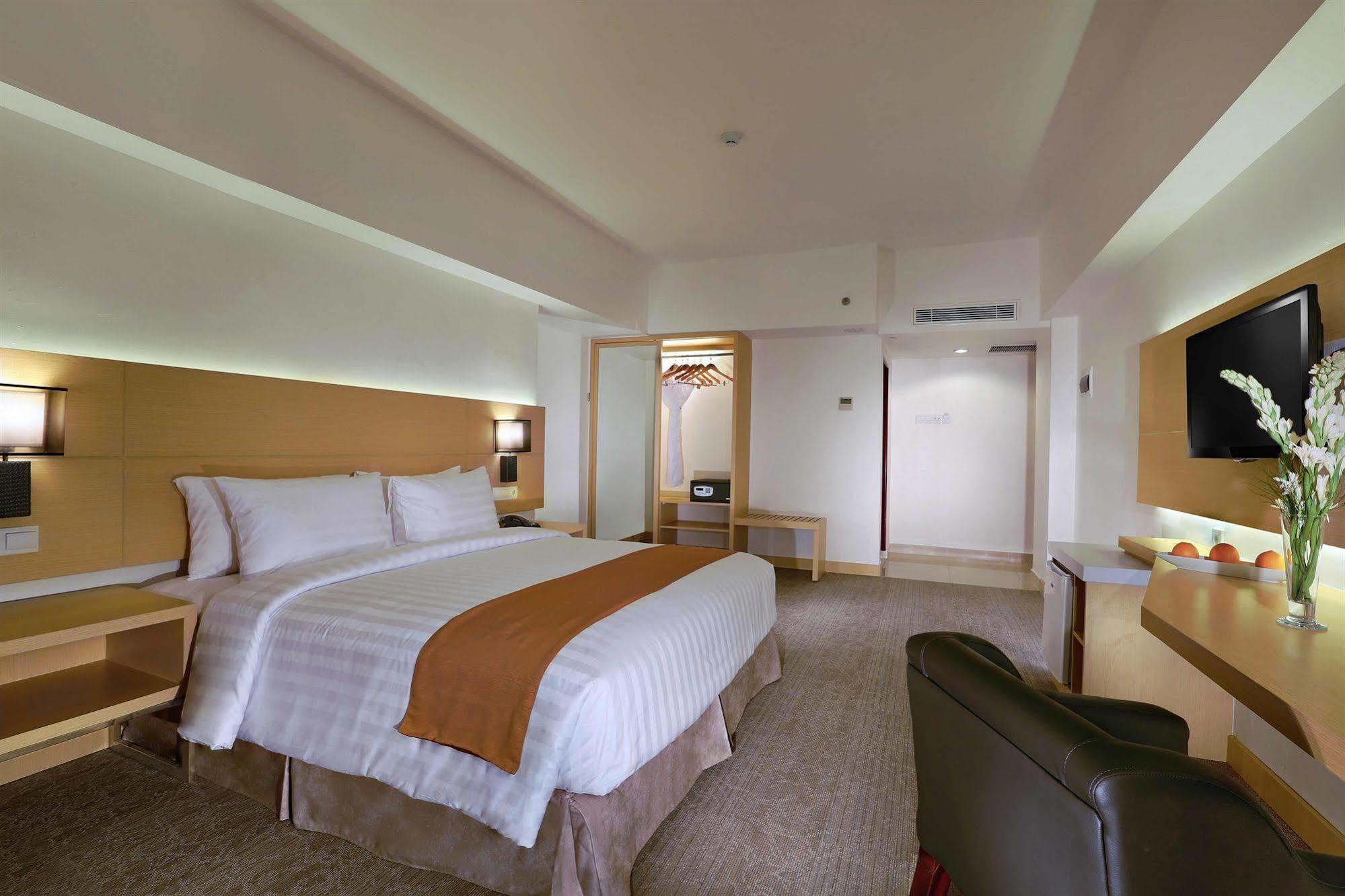 Golden City Hotel And Convention Center - Chse Certified Семаранг Экстерьер фото