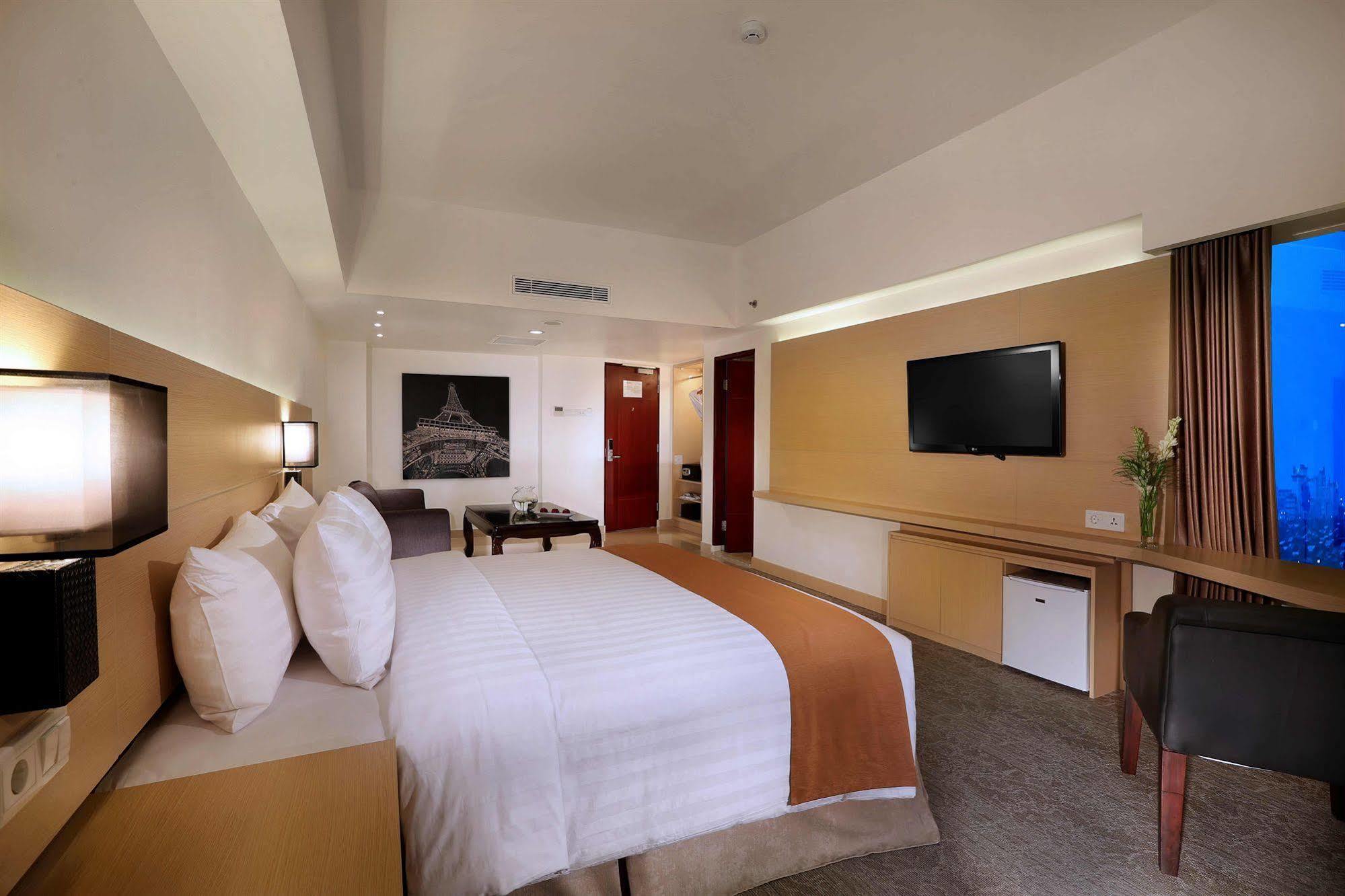 Golden City Hotel And Convention Center - Chse Certified Семаранг Экстерьер фото