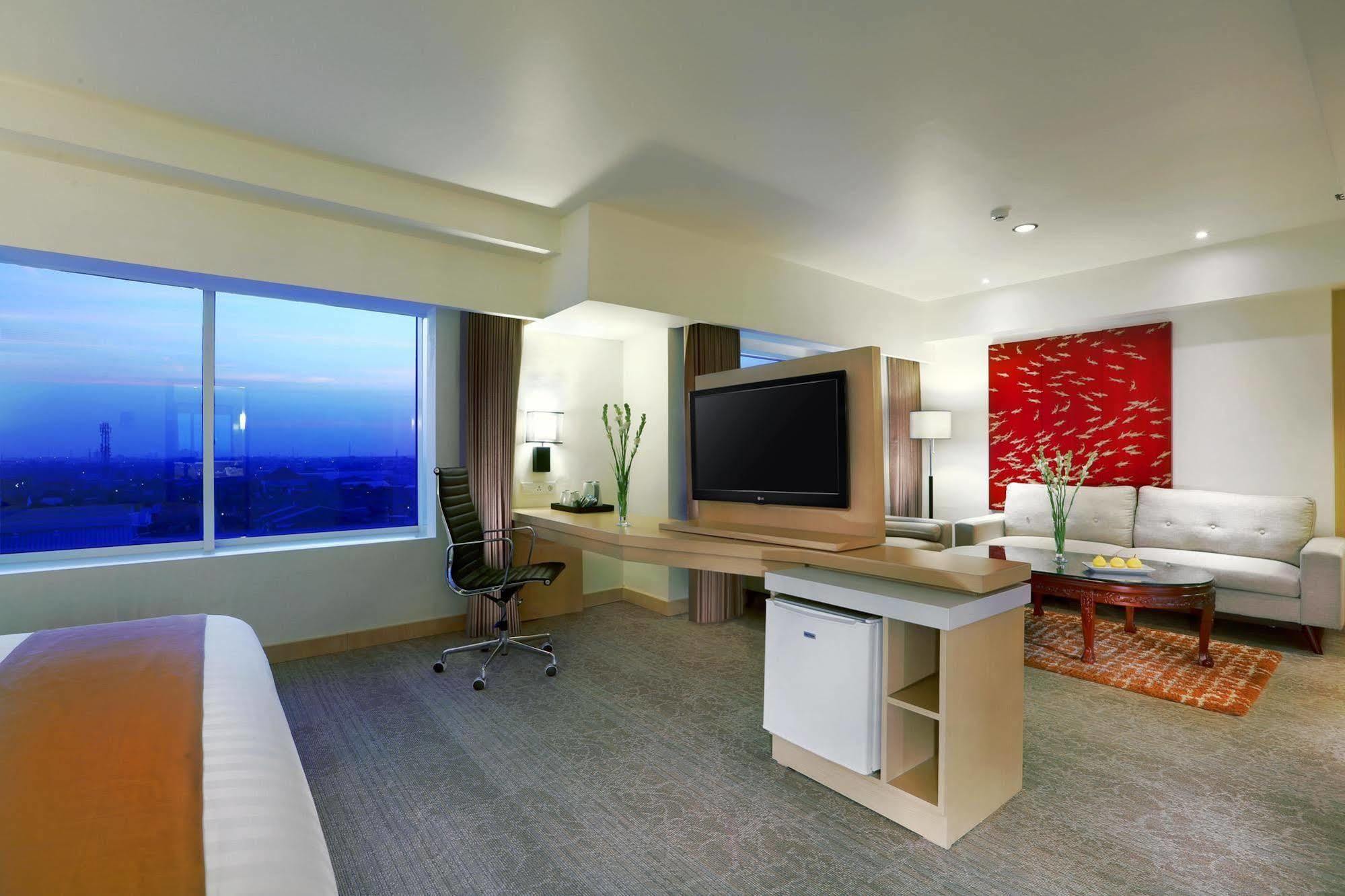 Golden City Hotel And Convention Center - Chse Certified Семаранг Экстерьер фото